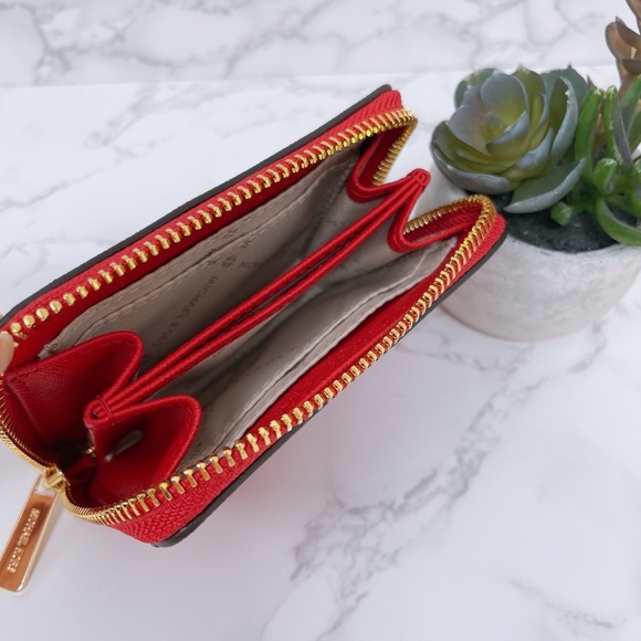 Michael Kors Giftables Box Cardholder and Pouch - Picture 11 of 11